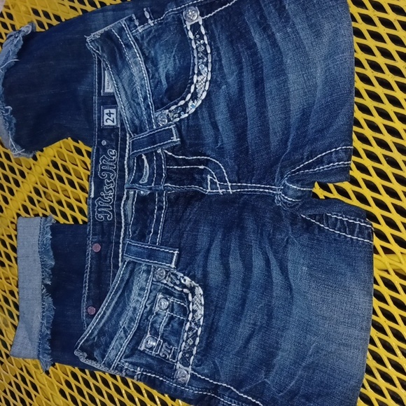 Miss Me Signature Cropped Distressed Jeans Size 24 - Picture 1 of 12
